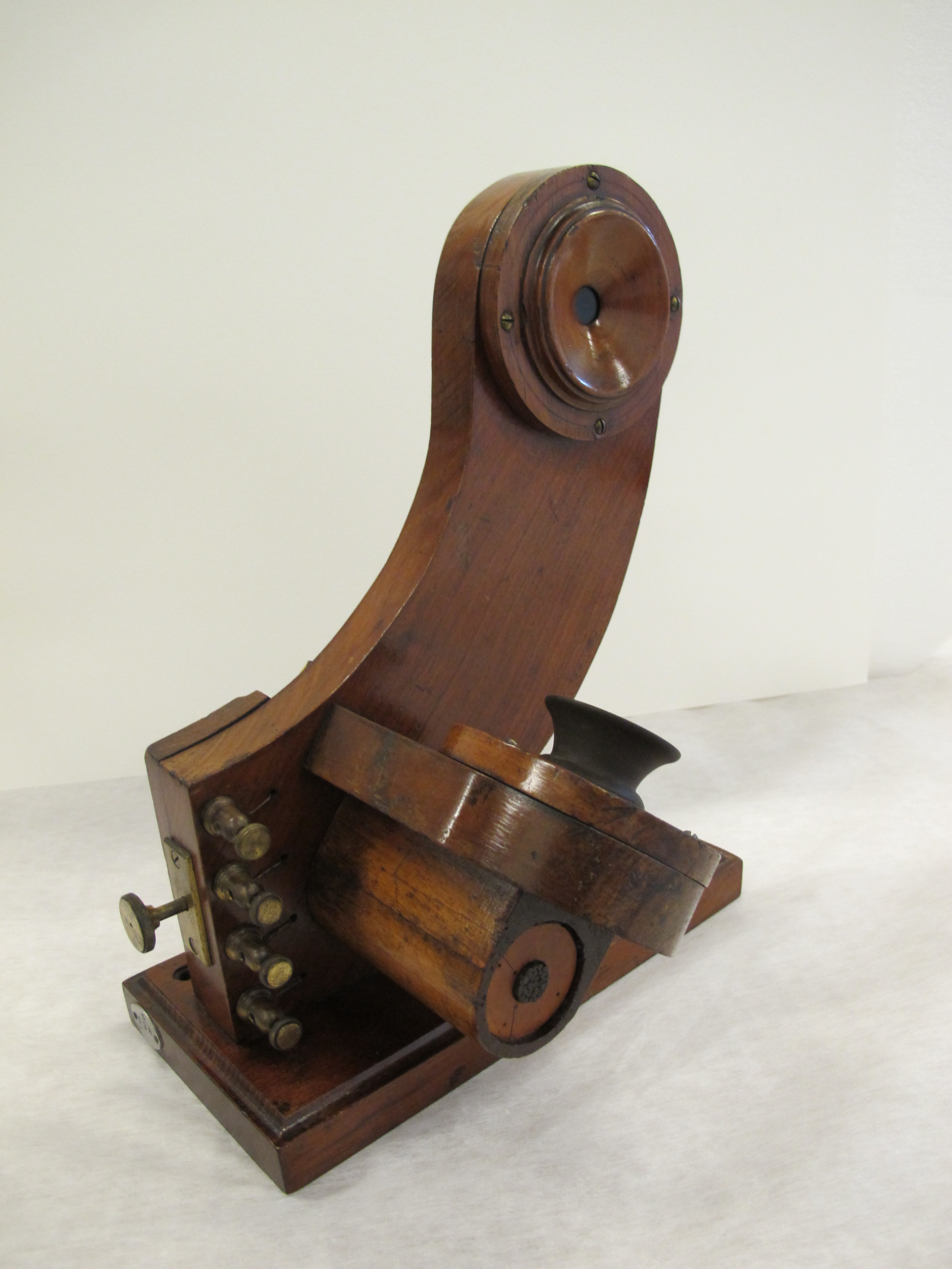 Teléfono de mesa de Bramão (1879). Original. Fundaçao Portuguesa das Comunicaçoes (Lisboa)