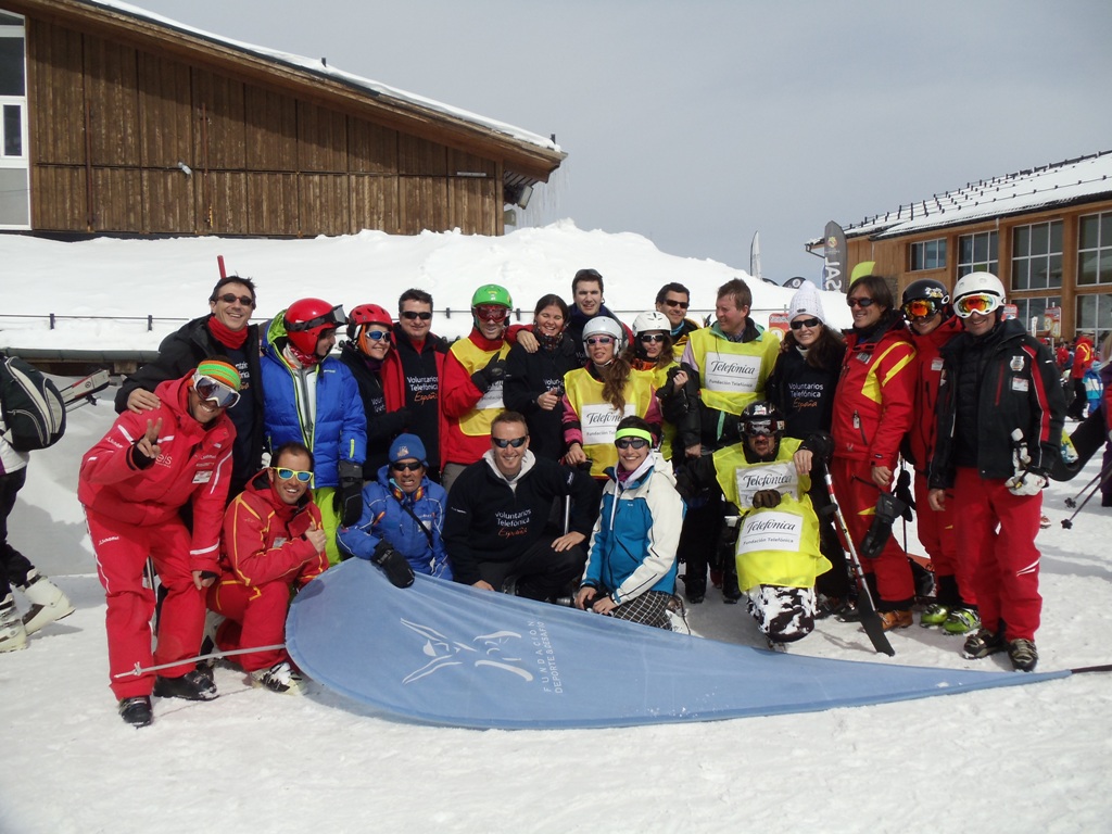 La iniciativa se desarrolló en la estación de esquí de Sierra Nevada, y contó con un total de 12 participantes, entre personas con discapacidad y Voluntarios Telefónica.