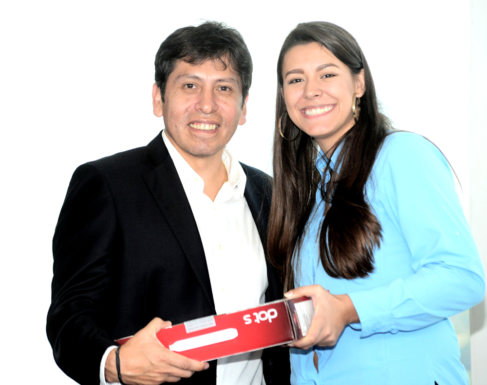 Pedro Cortez, Presidente de Telefónica le hace entrega de una laptop a la docente María Alejandra Urdaneta del IEA, por haber ganado el Premio Internacional de Innovación Educativa.