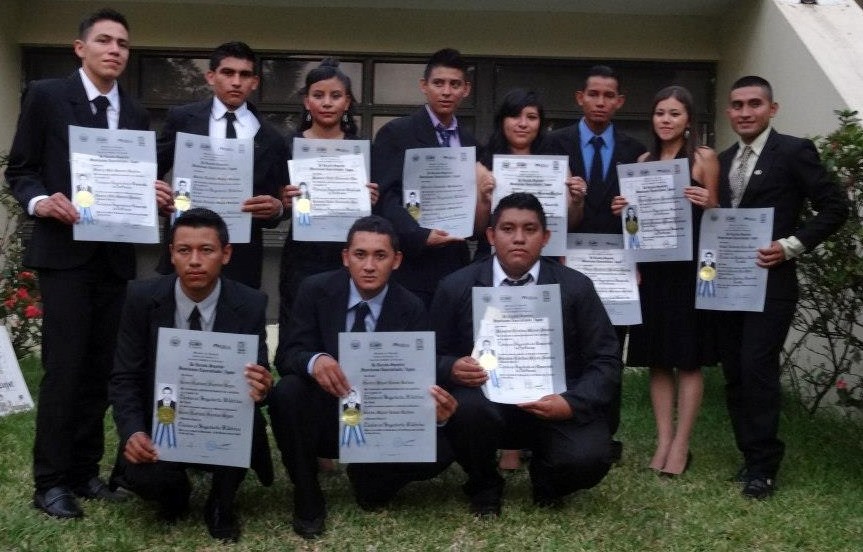 16 jóvenes salvadoreños que han contado con el apoyo de Fundación Telefónica ya han terminado sus carreras técnicas.