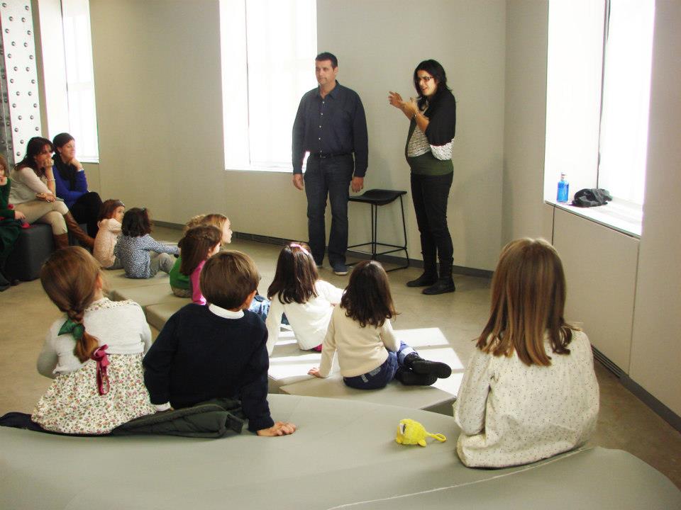 Espacio Fundación Telefónica te invita a disfrutar en familia con esta actividad, que intenta acercar la tecnología a los más pequeños a través de breves historias, inspiradas en piezas del Patrimonio Tecnológico de Telefónica.