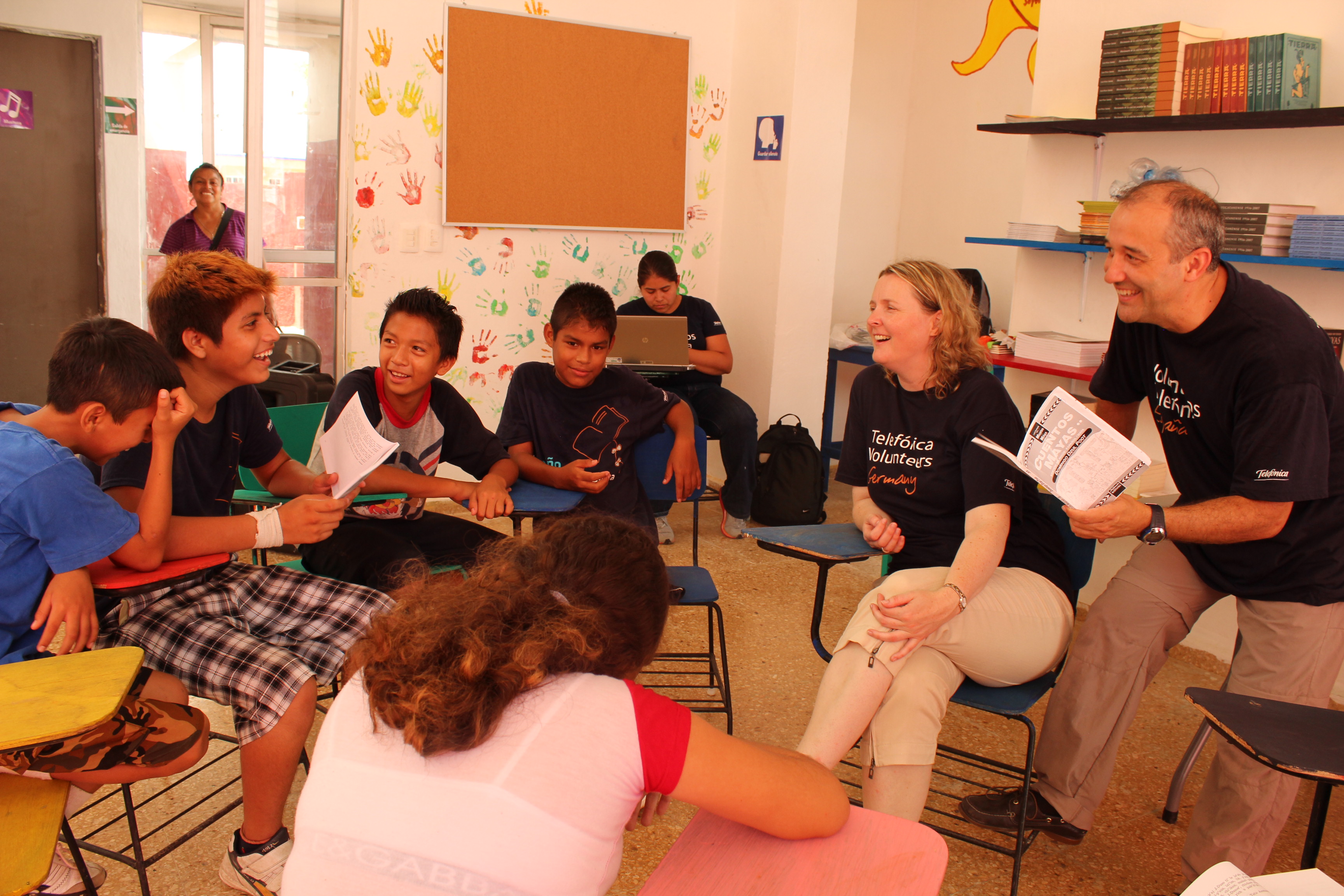 Momentos divertidos entre niños y Voluntarios