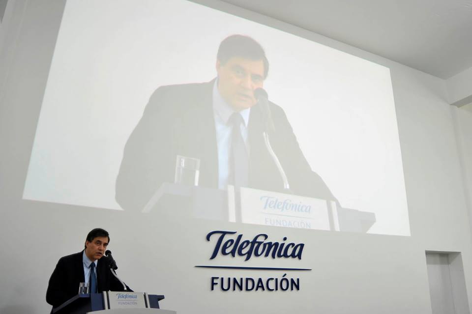 Jose Pedro Derrégibus, director de Fundación Telefónica Uruguay , fue el encargado de presentar la nueva sede en Montevideo. 
