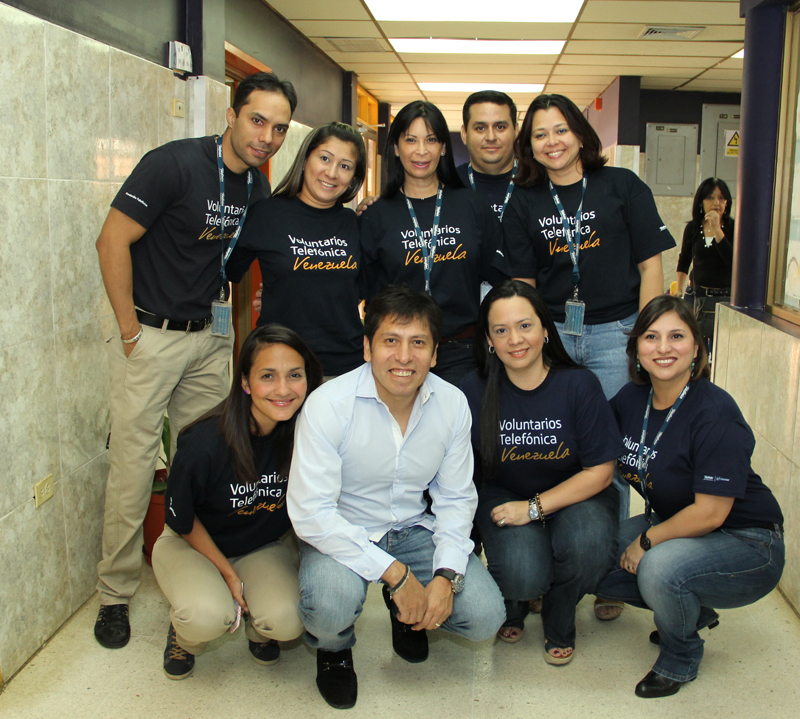 El presidente de Telefónica en Venezuela, Pedro Cortez, junto a los Voluntarios Telefónica que le acompañaron en la visita. 
