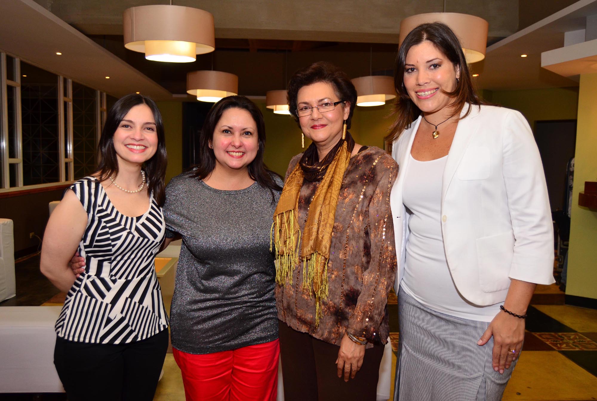 De izquierda a derecha: Ana Vass y Rosalinda Cabrera de Fundación Telefónica; Lourdes Molero, Directoral del MACZUL y Sara Narváez, de Telefónica.