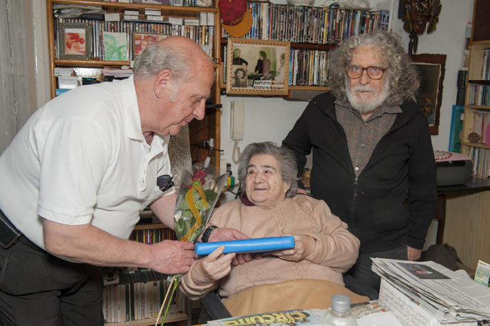 Los voluntarios recogerán un libro y una rosa en la sede de la Fundació Avismón-Catalunya y los regalarán a los mayores
