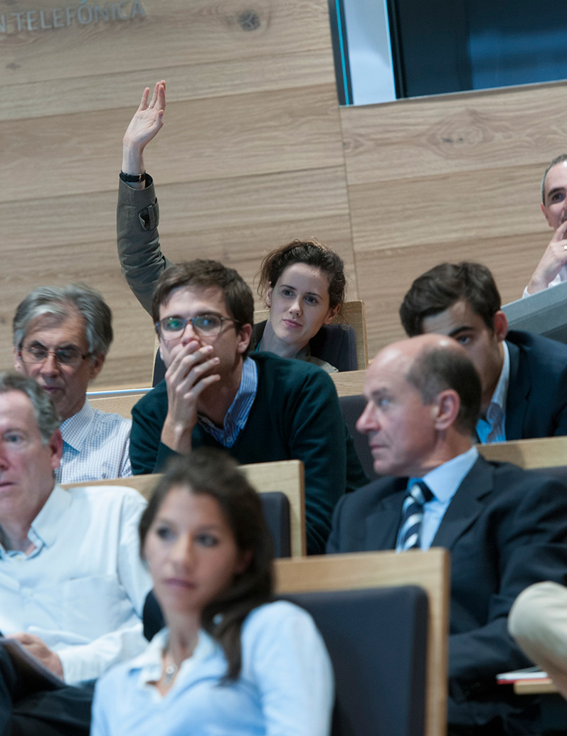 El público se mostró muy participativo durante el debate.