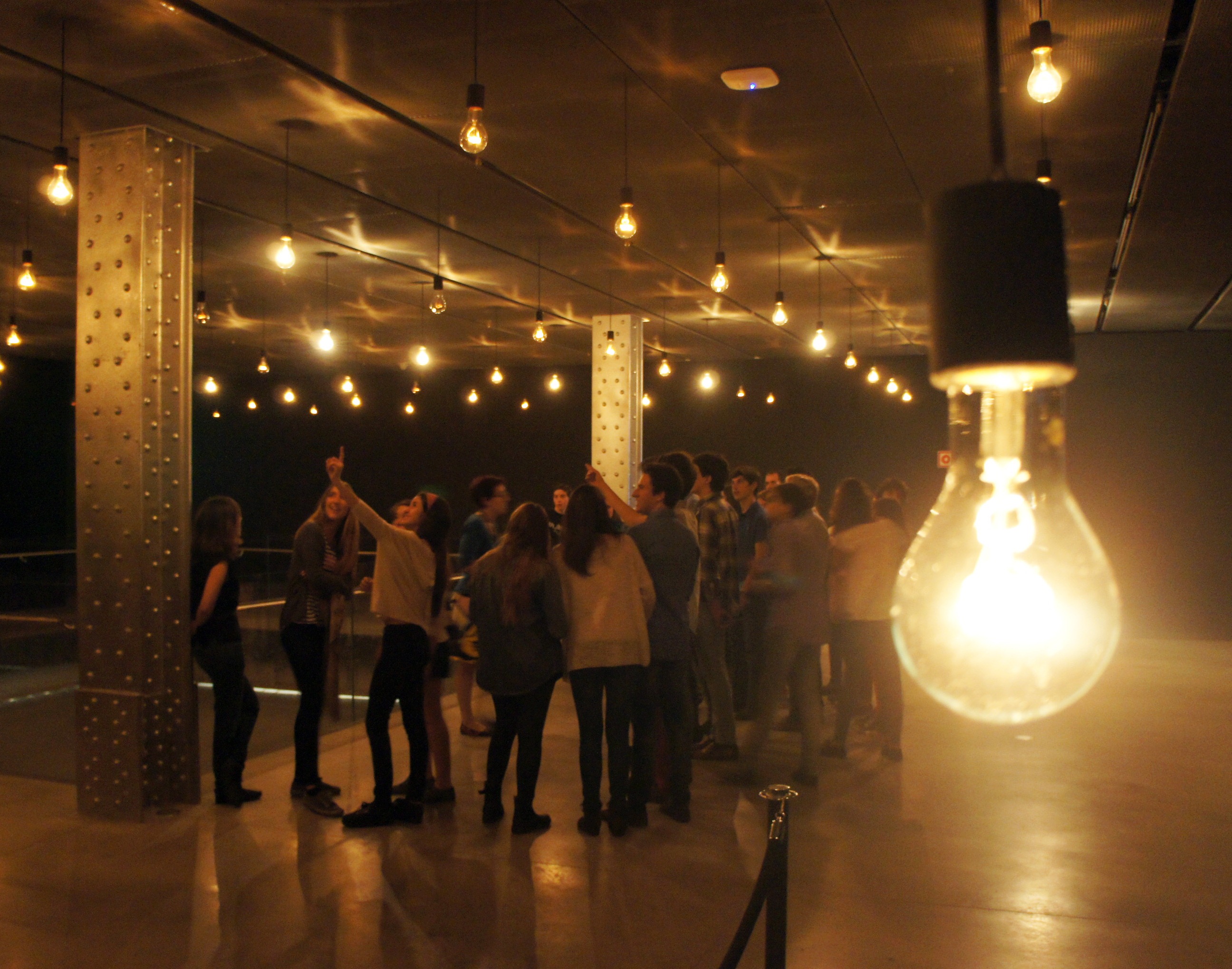 Los estudiantes disfrutaron de la exposición de Rafael Lozano-Hemmer en el Espacio Fundación Telefónica.