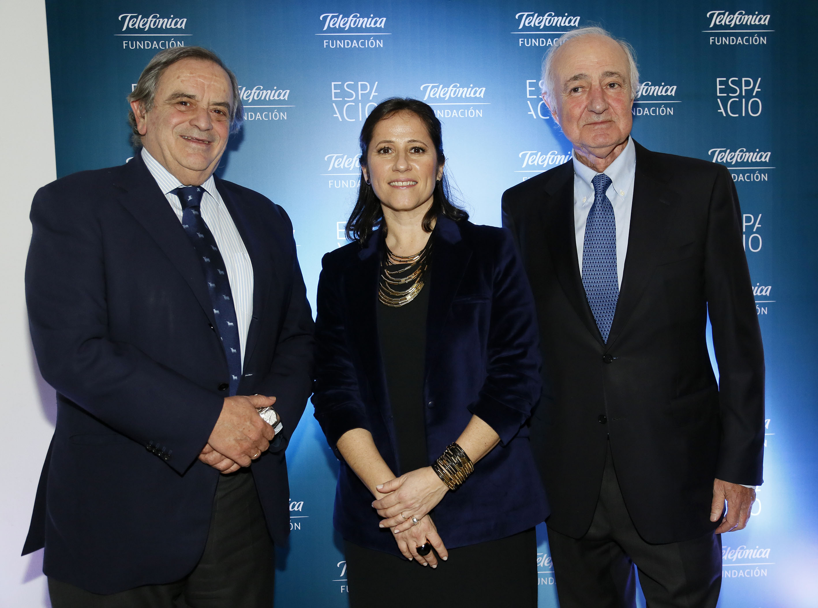 Agustina Catone, directora de Fundación Telefónica Argentina, entre Luis Blasco, presidente de Telefónica Argentina (izda) y Emilio Gilolmo, Vicepresidente Ejecutivo de Fundación Telefónica España.