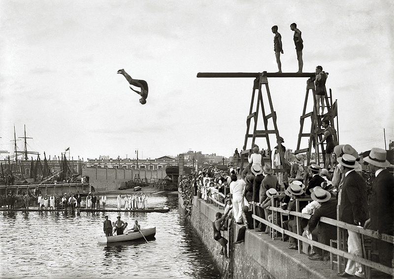 Concurso de natación organizado por el Club Natación Barcelona y el Brussels Swimming and Water Polo Club. Puerto de Barcelona, 1913 © Brangulí / ANC, 2010
