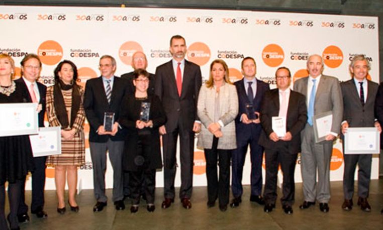 El Rey hace entrega del Premio CODESPA a César Alierta por la iniciativa Aulas Fundación Telefónica