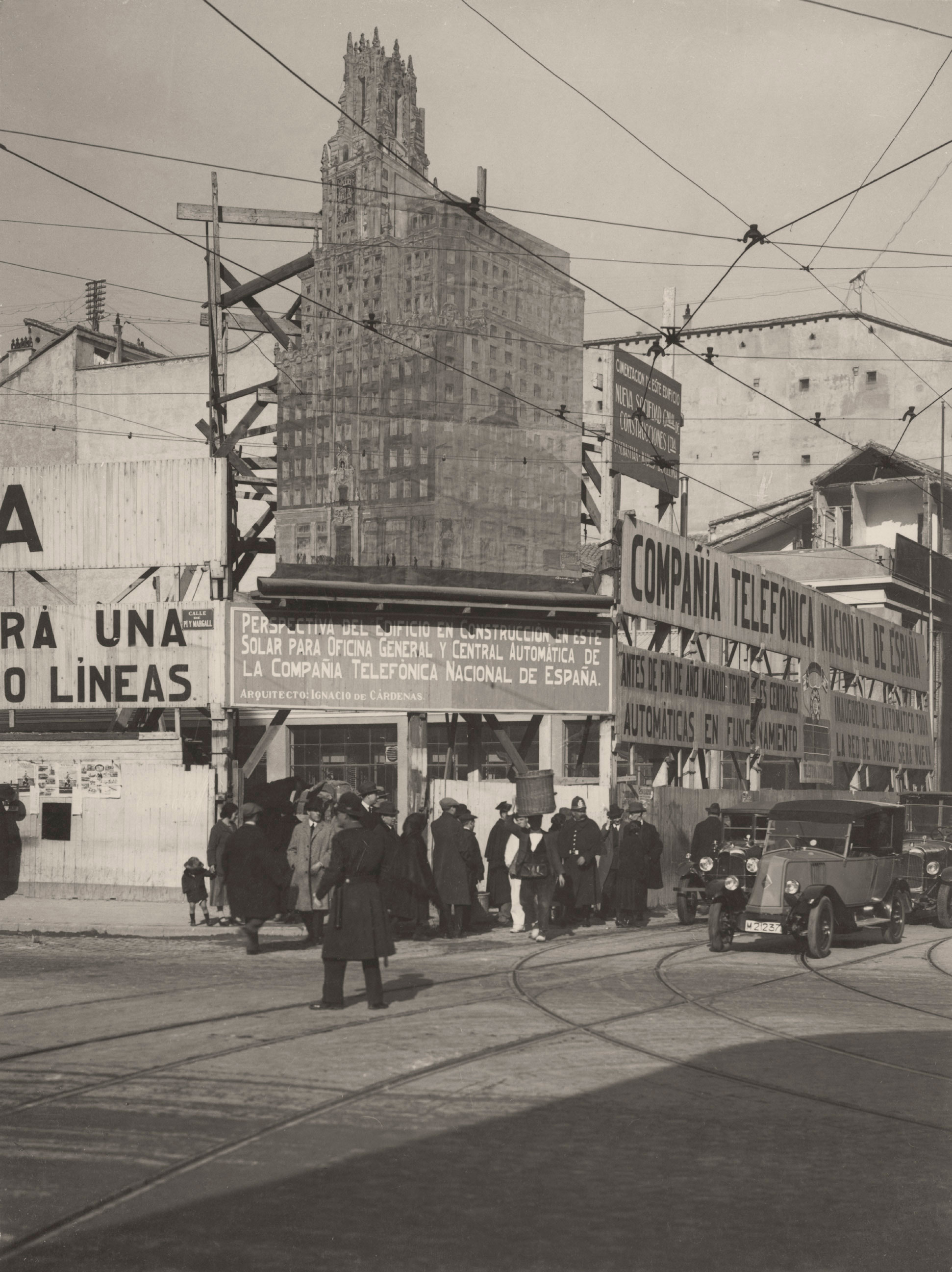 Anónimo, 1927. Valla en el chaflán del solar adquirido por la Telefónica, en la Avenida Pi y Margall, para construir sus oficinas generales y Central Automática de Gran Vía. Madrid