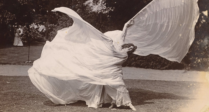 Loie Fuller bailando, c.1900. MET. Gilman Collection, Purchase, Mrs. Walter Annenberg and The Annenberg Foundation Gift, 2005.