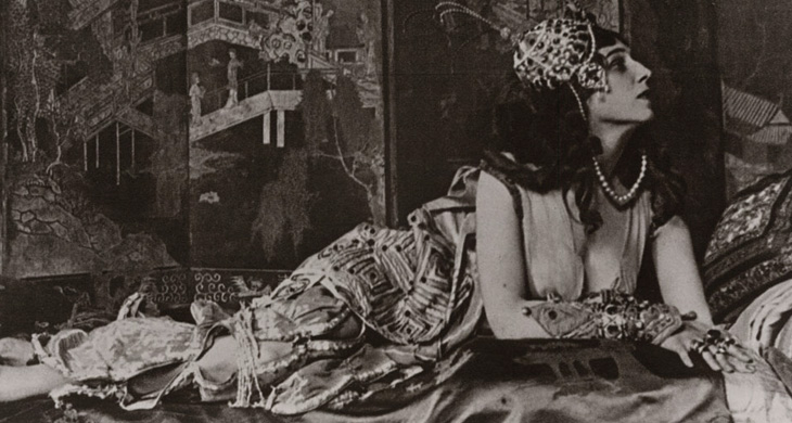 Ida Rubinstein en un estudio fotográfico, c. 1910, interpretando a Zobeida en SchÇhÇrazade. Library of Congress.