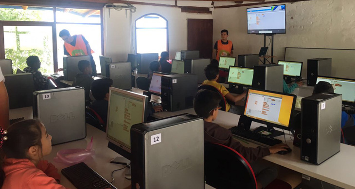 Niños en la escuela-granja de la Fundación Cecilia Rivadeneira programando con scratch