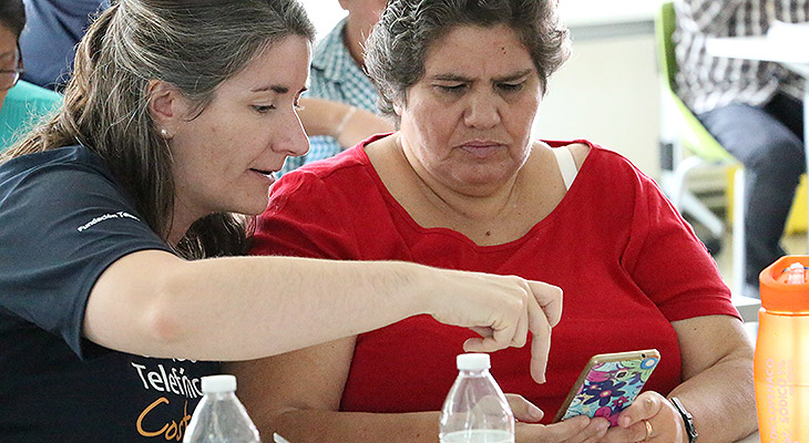 Una Voluntaria Telefónica enseña a usar el móvil