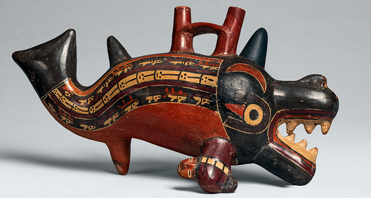 Nasca (200 a.C.-650 d.C.) Botella con representación escultórica de orca que sostiene cabeza trofeo Museo Nacional de Arqueología, Antropología e Historia del Perú. Ministerio de Cultura del Perú