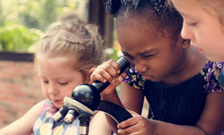 Estrategias para alentar a las niñas a estudiar carreras STEM