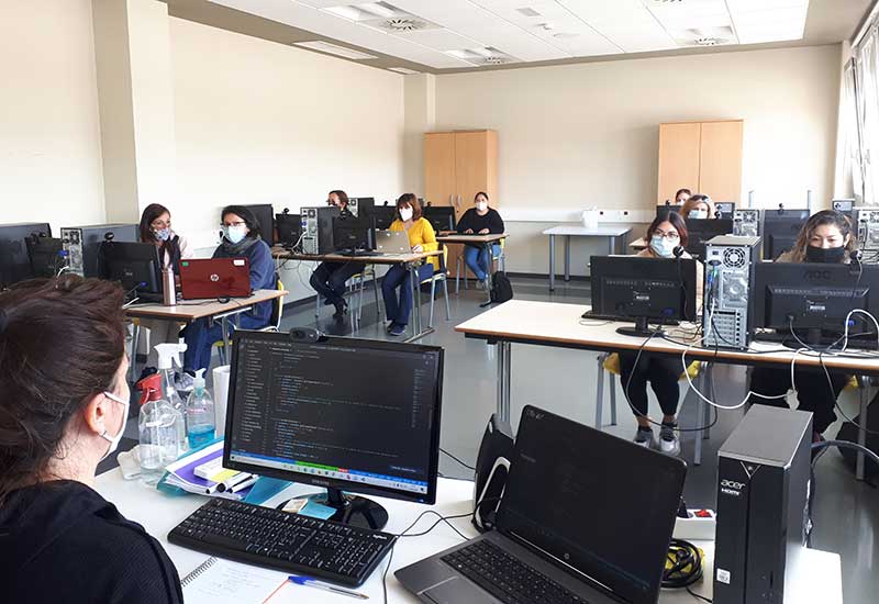 Aula durante la formación en 'Programación Web'