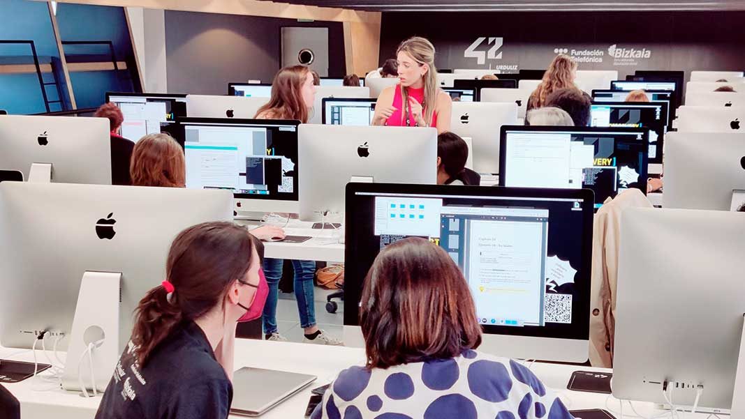 500 mujeres aprenden programación en '42'