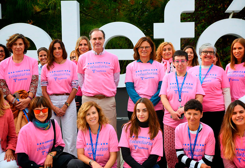 Día Mundial Cáncer de Mama 2022. Trabajadores y trabajadoras de Telefónica, con camisetas solidarias de la AECC.