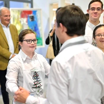 Fundación Telefónica, Down Madrid y Mensajeros de la Paz celebran una inclusiva cena navideña para más de 100 personas