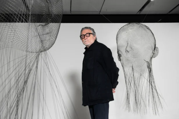 Retrato de Jaume Plensa con su obra <em>Invisibles</em> Retrato de Jaume Plensa con su obra Invisibles
