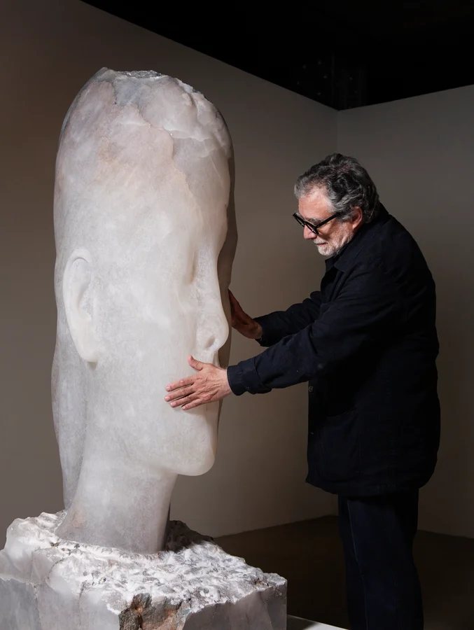 Jaume Plensa palpa una de sus obras