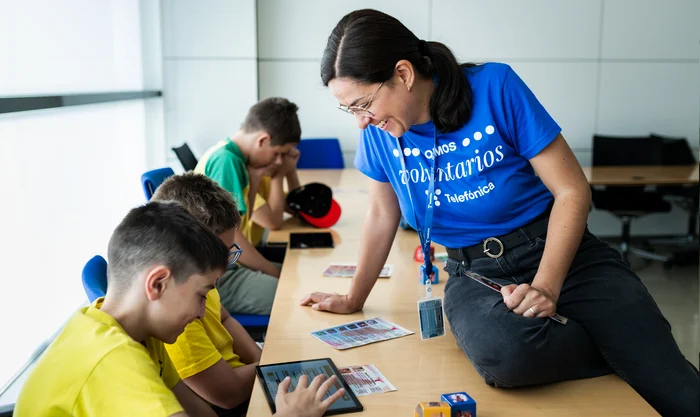 Los públicos a los que va dirigida la formación de Líderes Digitales son grupos de alumnos entre 10 y 16 años, profesores, padres y madres.