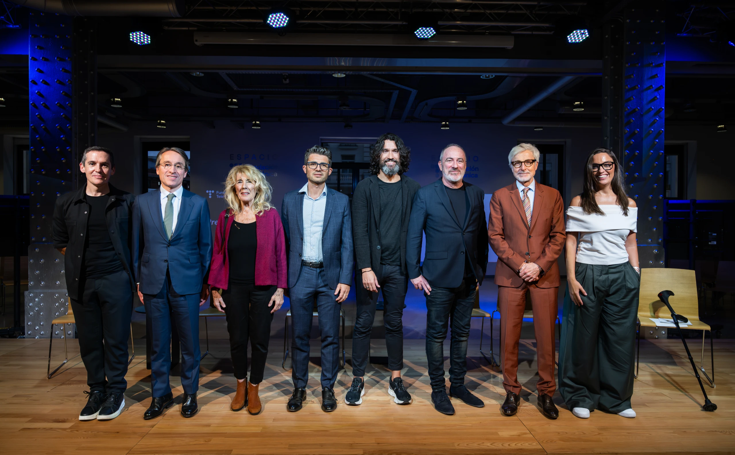 Foto de familia de la presentación de FilosofIA. De izquierda a derecha: Jorge Ruiz, Héctor Flórez, Mercedes Fernández-Martorell, Davide Fabrizio, Gustavo Díez, Julio Gonzalo, Enrique Goñi y Marta García-Aller.