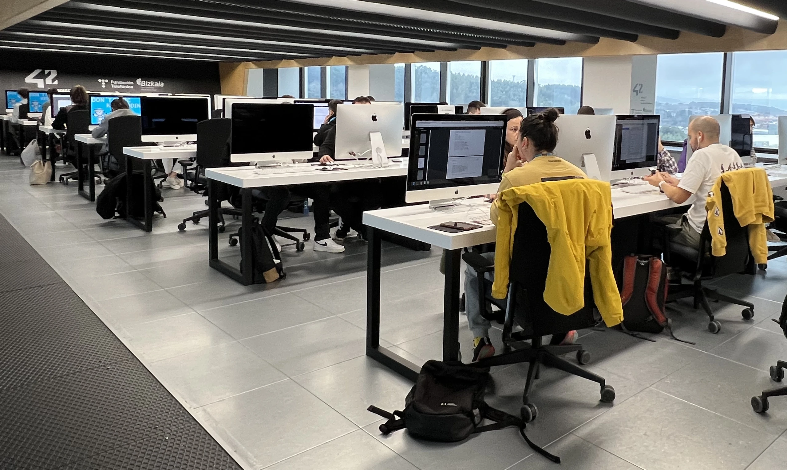 campus-42-bizkaia-wordpress Algunas personas programan en sus ordenadores en el campus 42 de Urduliz.