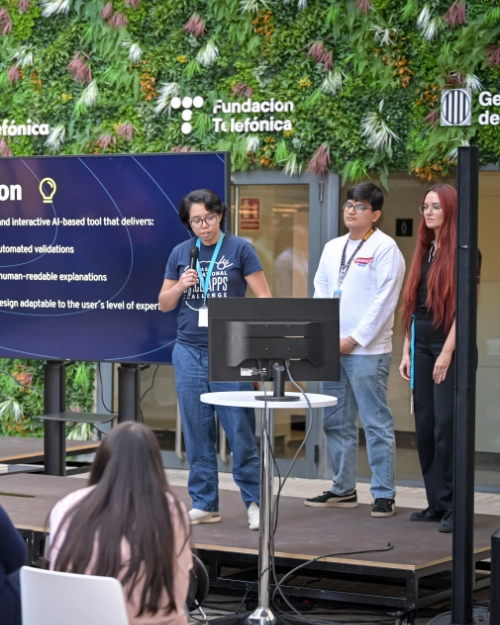 Foto de Sharkitects, el equipo ganador del hackaton