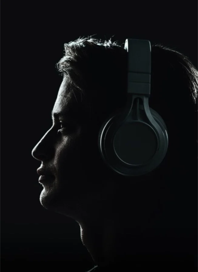 more-info-derechos-digitales-e1763548517387 Imagen en blanco y negro de chica con auriculares. Derechos Digitales.