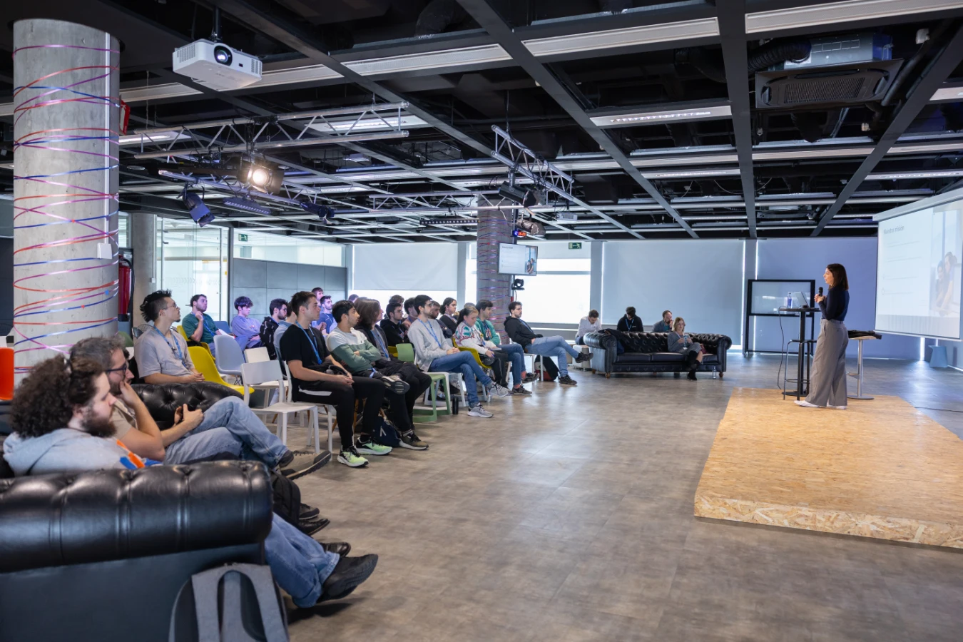 Gracias a la Fundación Novia Salcedo alrededor de 150 estudiantes de los campus 42 contarán con orientación para impulsar sus perfiles profesionales en el mercado de empleo digital