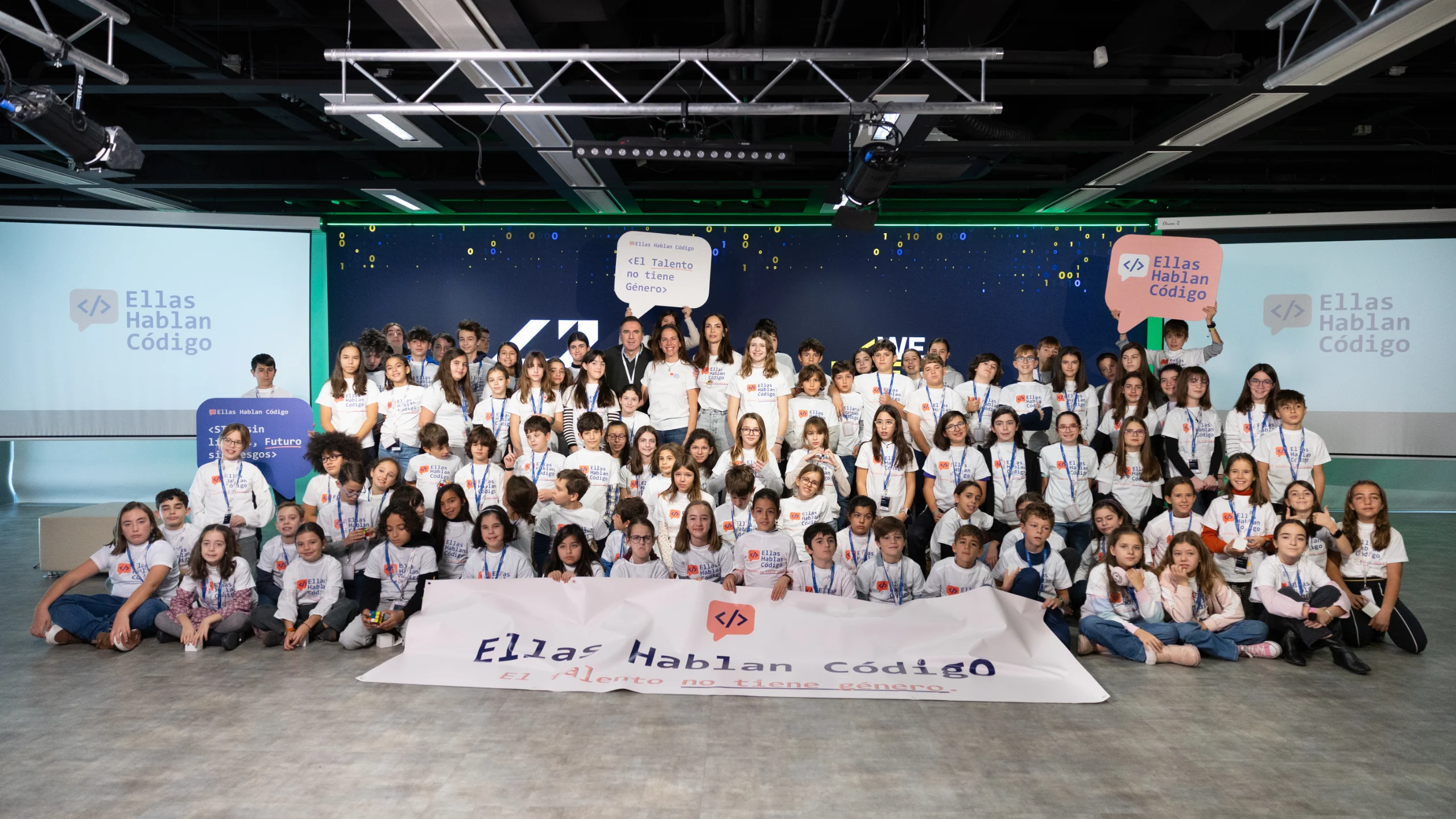 Foto de familia del "fin de curso" de Ellas Hablan Código 2025