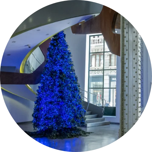Imagen del árbol de navidad del hall de entrada de Espacio Fundación Telefónica
