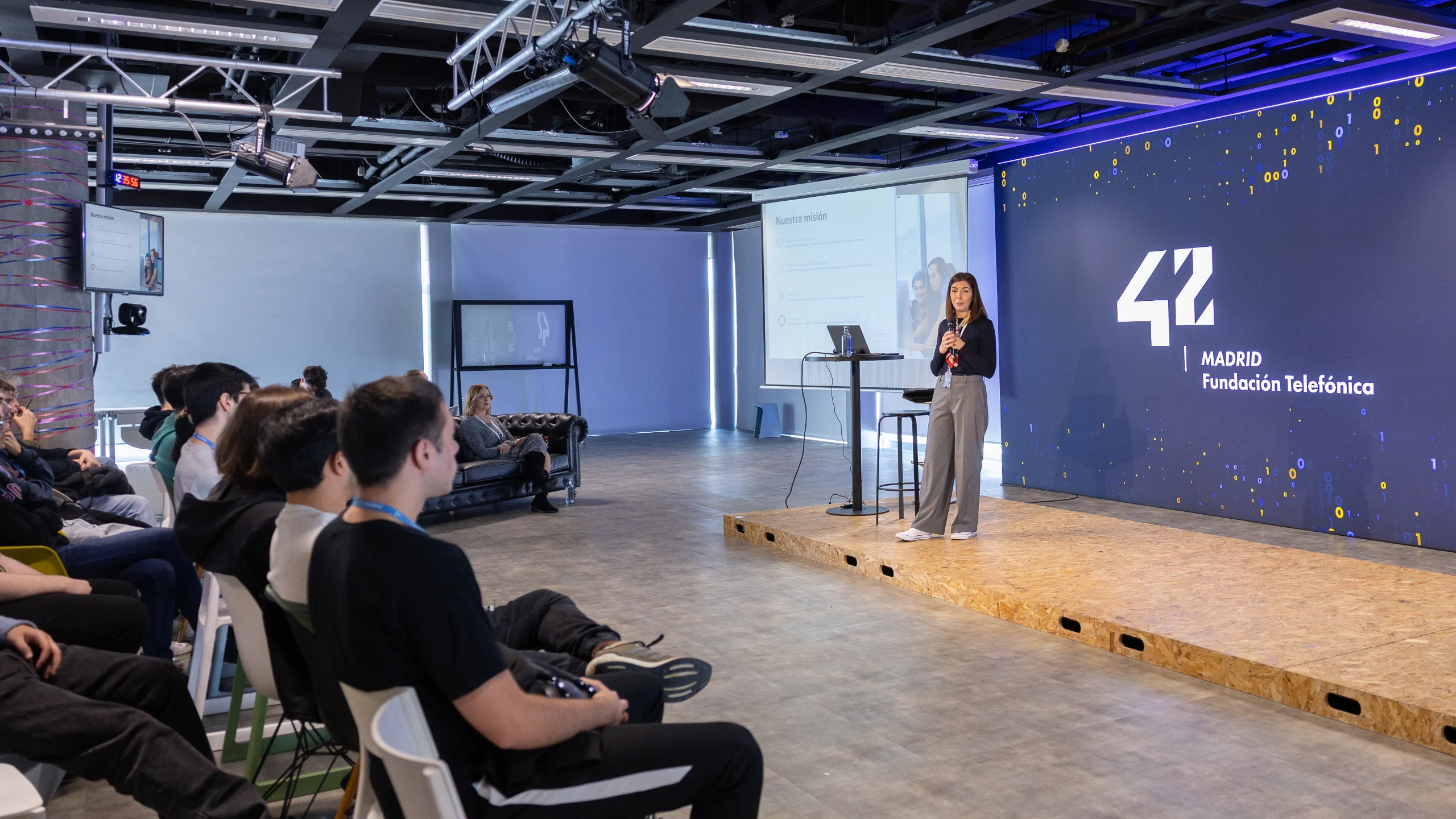 Gracias a la Fundación Novia Salcedo alrededor de 150 estudiantes de los campus 42 contarán con orientación para impulsar sus perfiles profesionales en el mercado de empleo digital