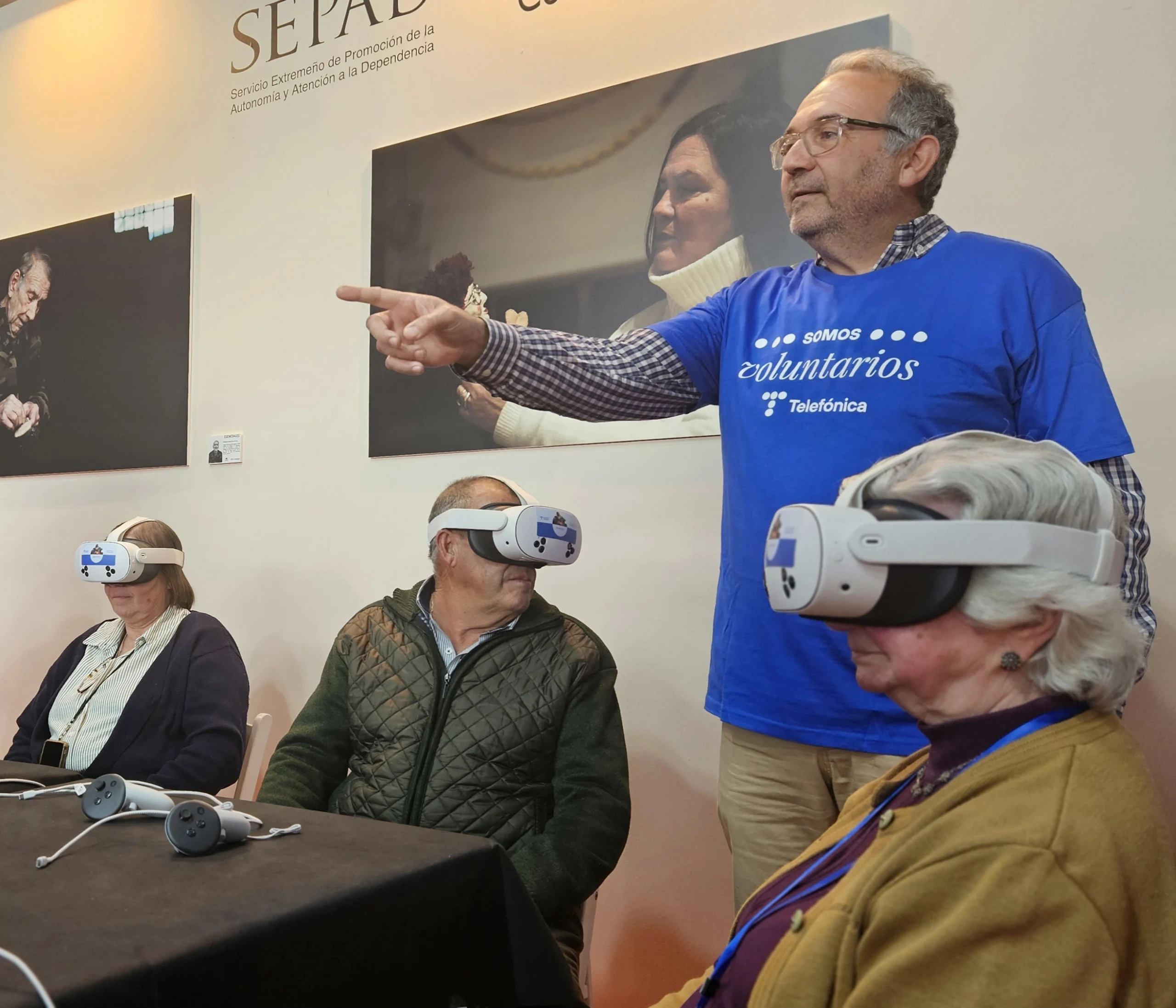 Ocio con gafas VR para la inclusión digital de mayores. Imagen de un momento de la Feria de Mayores de Extremadura