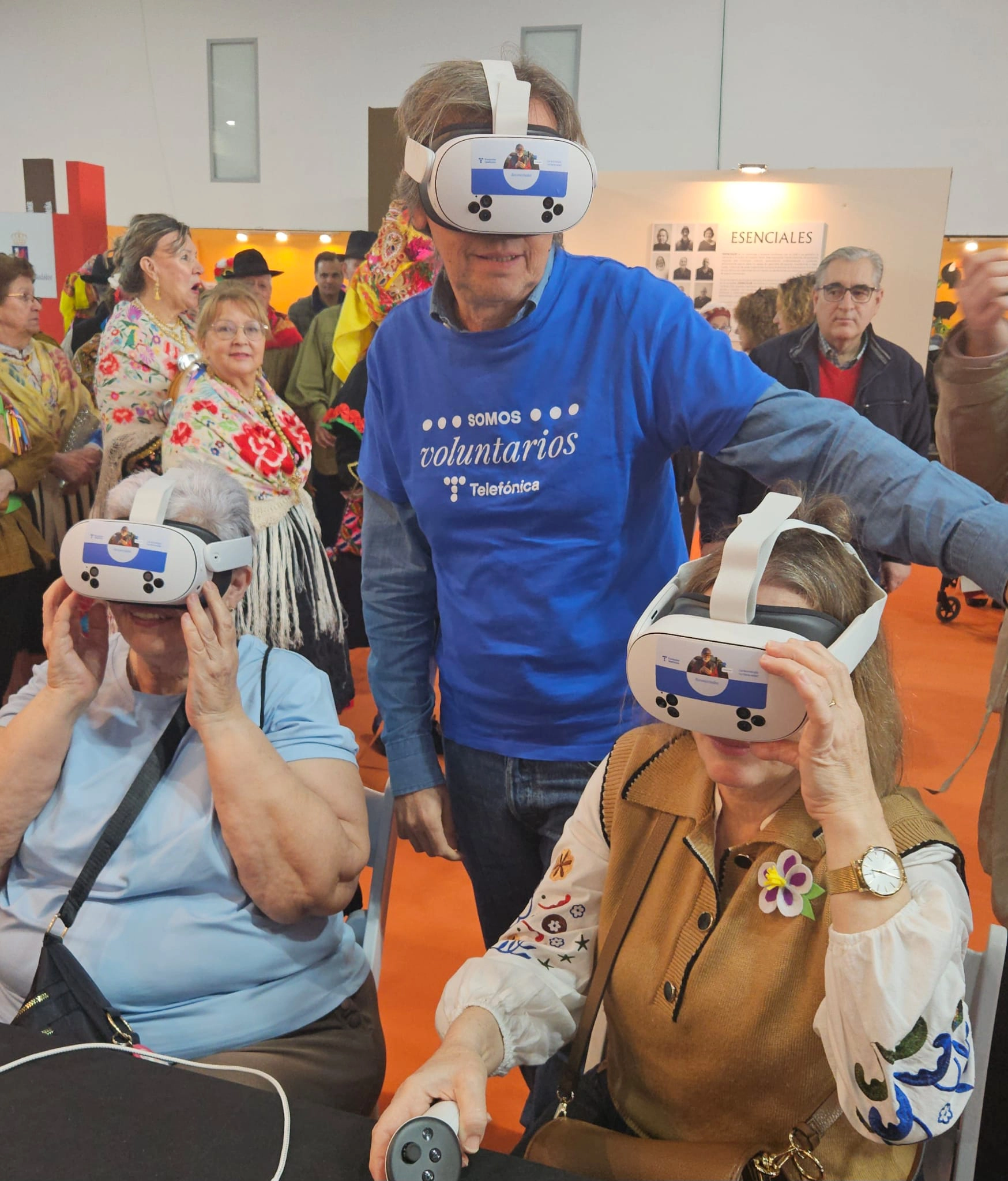 Ocio con gafas VR para la inclusión digital de mayores. Imagen de un momento de la Feria de Mayores de Extremadura