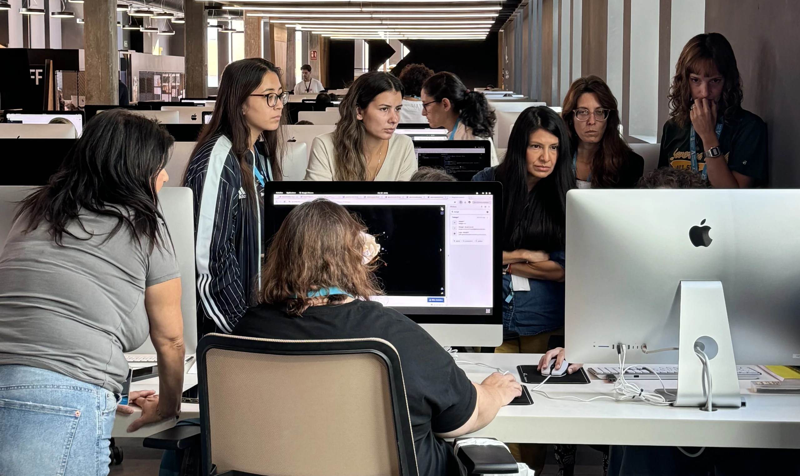 Un grupo de mujeres colaboran en tareas de programación en campus 42