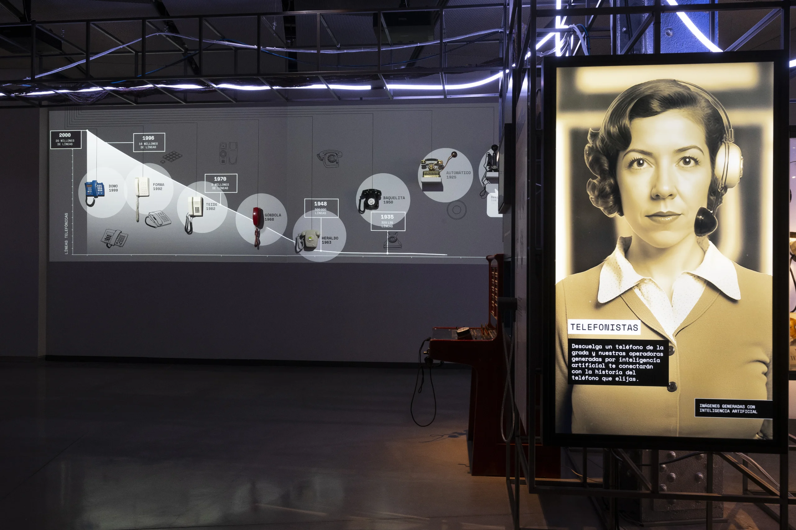 Telefonista en la exposición "Exponencial. de analógicos a digitales" en Espacio Fundación Telefónica