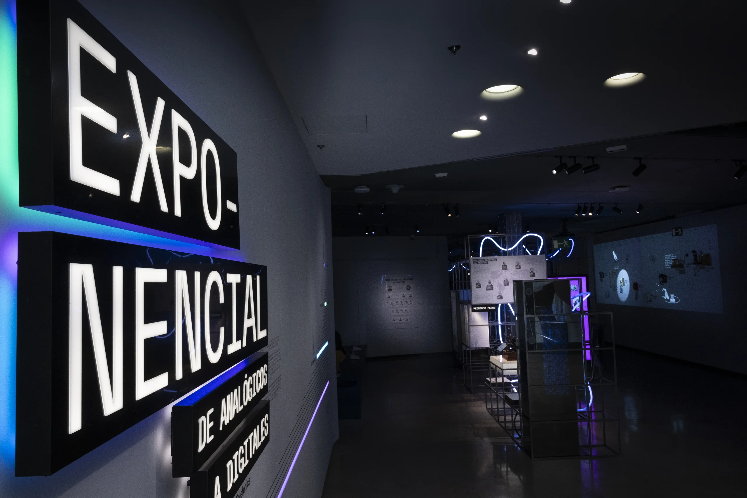 Entrada a la exposición "Exponencial, de analógicos a digitales" en Espacio Fundación Telefónica