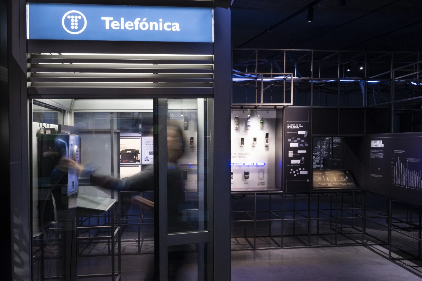 Una muestra del patrimonio tecnológico de Fundación Telefónica en "Exponencial, de analógicos a digitales"