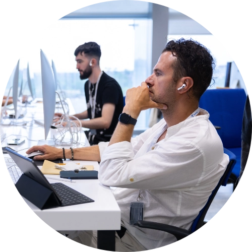 Imagen de miembros de 42 Madrid antesa sus ordenadores