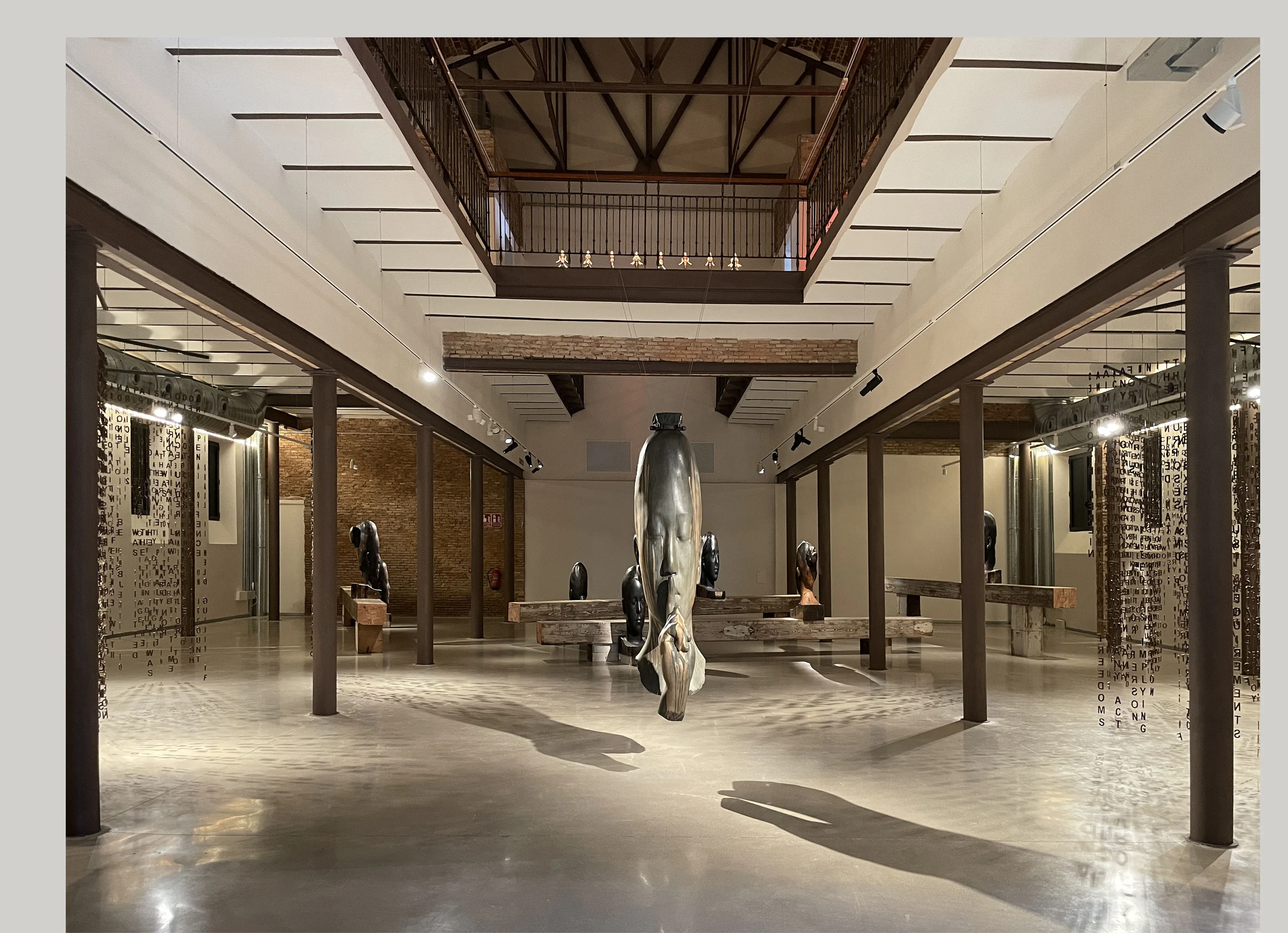 Fotos de sala de la exposición de Jaume Plensa en el Módulo II de la Cárcel Vieja de Murcia Fotos de sala de la exposición de Jaume Plensa en el Módulo II de la Cárcel Vieja de Murcia