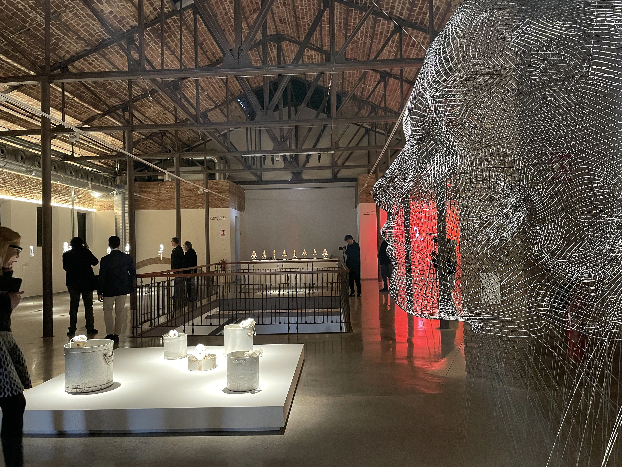 Fotos de sala de la exposición de Jaume Plensa en el Módulo II de la Cárcel Vieja de Murcia Fotos de sala de la exposición de Jaume Plensa en el Módulo II de la Cárcel Vieja de Murcia