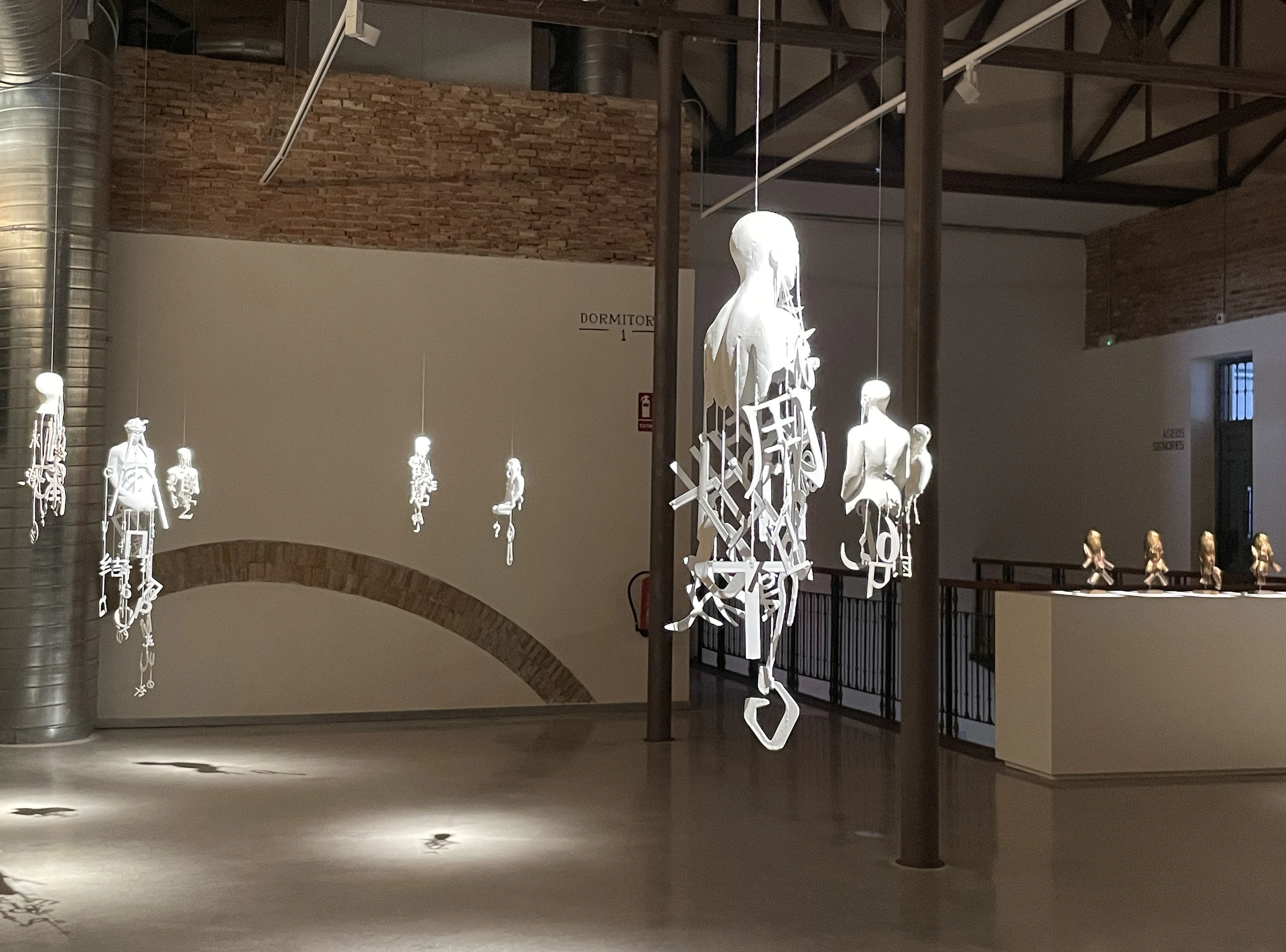 Fotos de sala de la exposición de Jaume Plensa en el Módulo II de la Cárcel Vieja de Murcia Fotos de sala de la exposición de Jaume Plensa en el Módulo II de la Cárcel Vieja de Murcia