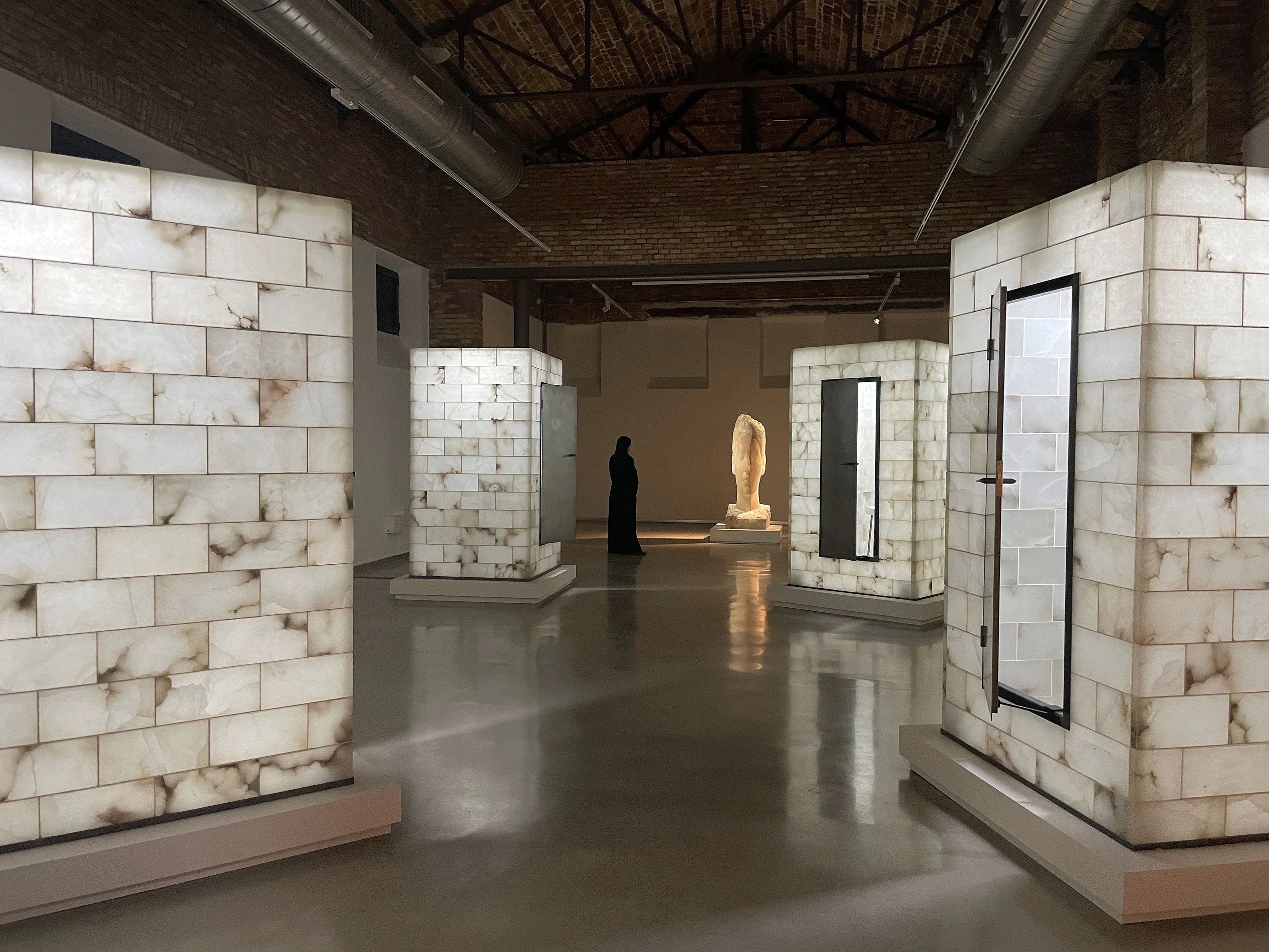 Fotos de sala de la exposición de Jaume Plensa en el Módulo II de la Cárcel Vieja de Murcia Fotos de sala de la exposición de Jaume Plensa en el Módulo II de la Cárcel Vieja de Murcia