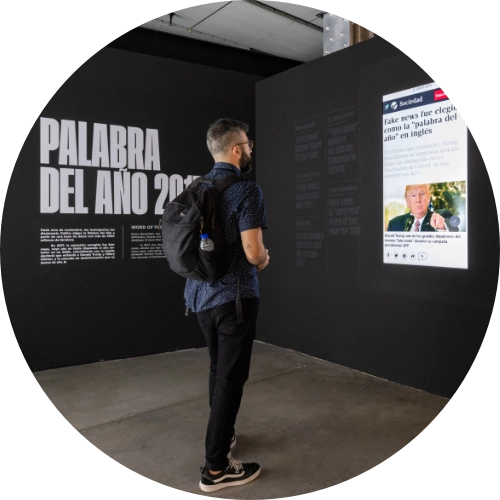 Un visitante observa una pieza de la exposición 'Fake News'