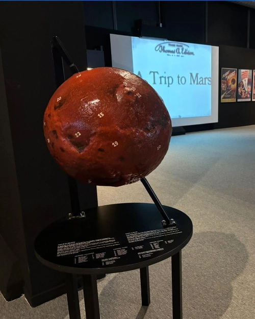 Foto de sala de la exposición ‘Marte. La conquista de un sueño’, que llega en itinerancia a Murcia con un recorrido por la historia y los retos del planeta rojo Foto de sala de la exposición ‘Marte. La conquista de un sueño’, que llega en itinerancia a Murcia con un recorrido por la historia y los retos del planeta rojo